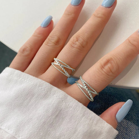 Cómo combinar anillos de plata con tu look diario