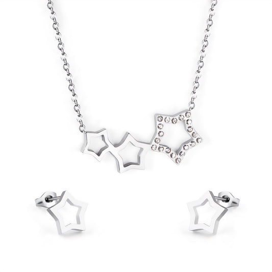 Set collar y aros de acero con diseño de estrellas. Aros estrella unica, collar con tres estrellas y una de ellas con cristales.